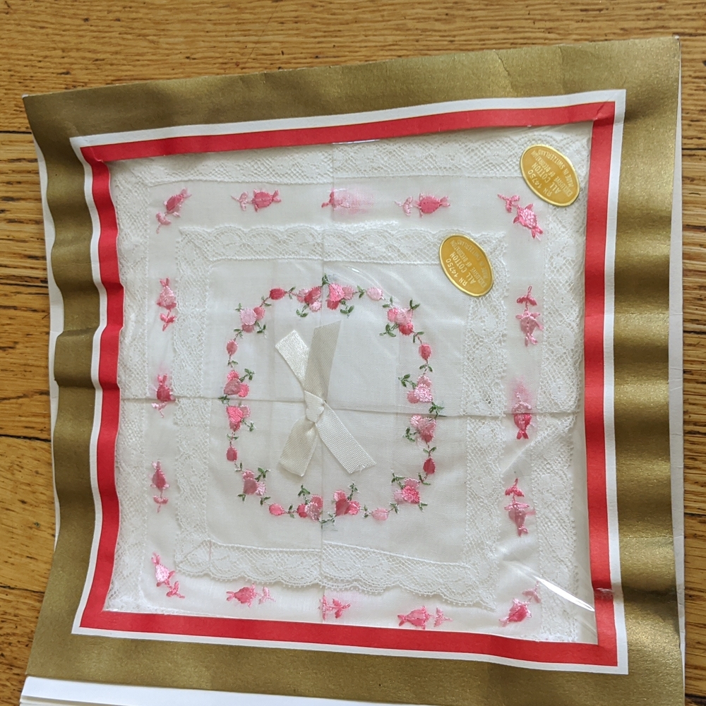 Vintage Hankie, NOS, in original Holiday Packaging - Picture 3 of 8
